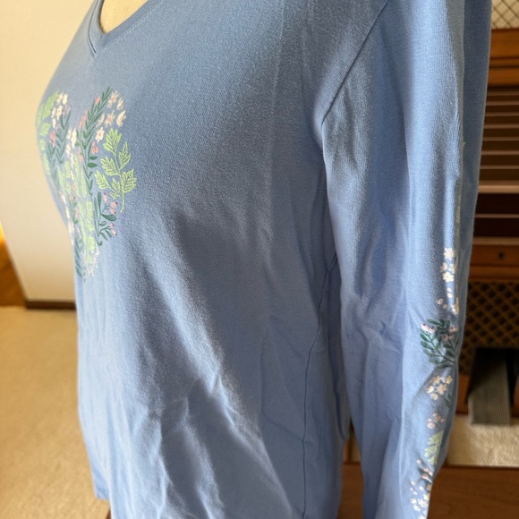 Life Is Good Crusher Women’s Ling Sleeve Blue top With Floral Design. Medium - Picture 6 of 8